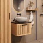 Eiken wastafelmeubel 60 cm met ribbelfront, granieten blad en ronde keramische waskom, hangend
