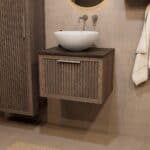 Modern hangend donker eiken badkamermeubel 60 cm met ribbelfront, één lade en granieten blad met witte waskom