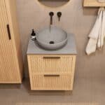 Hangend naturel eiken badkamermeubel 60 cm met ribbelfront, twee lades en grijs limestone blad met witte waskom