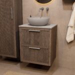 Hangend donker eiken badkamermeubel 60 cm met ribbelfront, twee lades en grijs limestone blad met witte waskom
