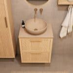 Modern naturel eiken badkamermeubel 60 cm met twee lades en limestone blad met witte waskom