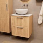 Hangend naturel eiken badkamermeubel 60 cm met twee lades en wit marmer blad met witte waskom