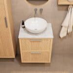 Hangend naturel eiken badkamermeubel 60 cm met twee lades en wit marmer blad met witte waskom