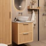 Hangend naturel eiken badkamermeubel 60 cm met twee lades en wit marmer blad met witte waskom