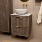 Hangend donker eiken badkamermeubel 60 cm met twee lades en wit marmer blad met witte waskom