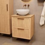 Hangend naturel eiken badkamermeubel 60 cm met twee lades en naturel eiken blad met witte waskom
