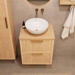 Hangend naturel eiken badkamermeubel 60 cm met twee lades en naturel eiken blad met witte waskom