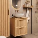 Hangend naturel eiken badkamermeubel 60 cm met twee lades en naturel eiken blad met witte waskom