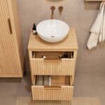 Hangend naturel eiken badkamermeubel 60 cm met twee lades en naturel eiken blad met witte waskom