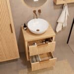 Hangend naturel eiken badkamermeubel 60 cm met twee lades en naturel eiken blad met witte waskom
