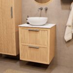 Hangend naturel eiken badkamermeubel 60 cm met ribbelfront, twee lades en solid surface blad met witte waskom