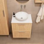 Hangend naturel eiken badkamermeubel 60 cm met ribbelfront, twee lades en solid surface blad met witte waskom