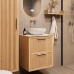 Hangend naturel eiken badkamermeubel 60 cm met ribbelfront, twee lades en solid surface blad met witte waskom