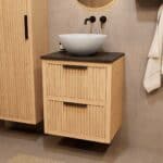 Compact eiken wastafelmeubel 60 cm met ribbelfront, twee lades en granieten blad met witte waskom