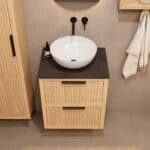 Compact eiken wastafelmeubel 60 cm met ribbelfront, twee lades en granieten blad met witte waskom