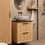 Compact eiken wastafelmeubel 60 cm met ribbelfront, twee lades en granieten blad met witte waskom