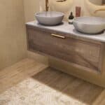 Hangend donker eiken badkamermeubel 120 cm met één lade en grijs limestone blad
