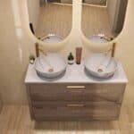 Hangend donker eiken badkamermeubel 120 cm met twee lades en grijs limestone blad