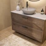Hangend donker eiken badkamermeubel 120 cm met enkele wastafel, twee lades en grijs limestone blad