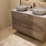 Hangend donker eiken badkamermeubel 120 cm met twee lades en grijs limestone blad