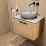 Modern naturel eiken badkamermeubel 60 cm met enkele lade, vlak front en grijs limestone blad met witte waskom