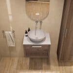 Hangend donker eiken badkamermeubel 60 cm met één lade en grijs limestone blad