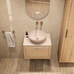 Hangend naturel eiken badkamermeubel 60 cm met één lade en beige limestone wastafel