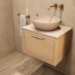 Hangend naturel eiken badkamermeubel 60 cm met één lade en beige limestone wastafel