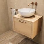 Modern naturel eiken badkamermeubel 60 cm met enkele lade, vlak front en massief eiken blad met witte waskom