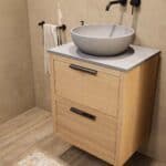 Modern naturel eiken badkamermeubel 60 cm met dubbele lade, vlak front en grijs limestone blad met witte waskom