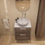 Hangend donker eiken badkamermeubel 60 cm met twee lades en grijs limestone blad