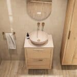 Hangend naturel eiken badkamermeubel 60 cm met dubbele lade en limestone blad met witte waskom