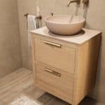 Hangend naturel eiken badkamermeubel 60 cm met dubbele lade en limestone blad met witte waskom