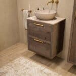 Hangend donker eiken badkamermeubel 60 cm met dubbele lade en limestone blad met witte waskom