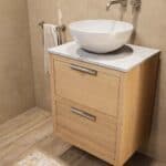 Hangend massief eiken wastafelmeubel 60 cm met twee lades en Bianco Carrara marmer met keramische waskom