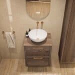 Hangend naturel eiken wastafelmeubel 60 cm met twee lades, vlak front en massief eiken blad met waskom