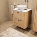 Hangend naturel eiken wastafelmeubel 60 cm met twee lades, vlak front en solid surface waskom