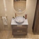 Hangend donker eiken badkamermeubel 70 cm met twee lades en grijs limestone blad