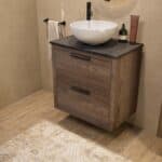 Hangend donker eiken badkamermeubel 70 cm met twee lades en granieten blad