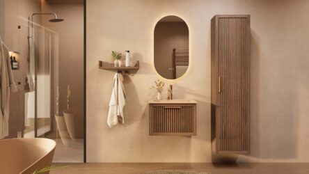 Het Riva badkamermeubel 60 in donker eiken ademt luxe en rust. Massief eiken met groevenfront, hoogwaardige softclose lades en een mat beige Mineraalsteen wastafel. De wastafel kan met of zonder kraangaten worden geleverd.