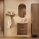 Het Riva badkamermeubel 60 in donker eiken ademt luxe en rust. Massief eiken met groevenfront, twee hoogwaardige softclose lades en een mat beige Mineraalsteen wastafel. De wastafel kan met of zonder kraangaten worden geleverd.