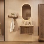 Het Riva badkamermeubel 70 in donker eiken ademt luxe en rust. Massief eiken met groevenfront, hoogwaardige softclose lades en een mat beige Mineraalsteen wastafel. De wastafel kan met of zonder kraangaten worden geleverd.