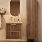 Het Riva badkamermeubel 70 in donker eiken ademt luxe en rust. Massief eiken met groevenfront, twee hoogwaardige softclose lades en een mat beige Mineraalsteen wastafel. De wastafel kan met of zonder kraangaten worden geleverd.