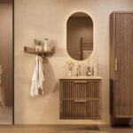 Het Riva badkamermeubel 70 in donker eiken ademt luxe en rust. Massief eiken met groevenfront, twee hoogwaardige softclose lades en een mat beige Mineraalsteen wastafel. De wastafel kan met of zonder kraangaten worden geleverd.