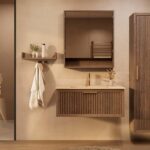 Het Riva badkamermeubel 100 in donker eiken ademt luxe en rust. Massief eiken met groevenfront, hoogwaardige softclose lades en een mat beige Mineraalsteen wastafel. De wastafel kan met of zonder kraangaten worden geleverd.