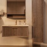 Het Riva badkamermeubel 100 in donker eiken ademt luxe en rust. Massief eiken met groevenfront, hoogwaardige softclose lades en een mat beige Mineraalsteen wastafel. De wastafel kan met of zonder kraangaten worden geleverd.