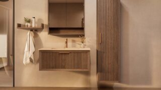Het Riva badkamermeubel 100 in donker eiken ademt luxe en rust. Massief eiken met groevenfront, hoogwaardige softclose lades en een mat beige Mineraalsteen wastafel. De wastafel kan met of zonder kraangaten worden geleverd.