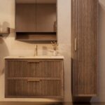 Het Riva badkamermeubel 100 in donker eiken ademt luxe en rust. Massief eiken met groevenfront, twee hoogwaardige softclose lades en een mat beige Mineraalsteen wastafel. De wastafel kan met of zonder kraangaten worden geleverd.