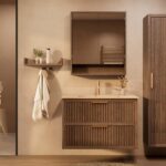 Het Riva badkamermeubel 100 in donker eiken ademt luxe en rust. Massief eiken met groevenfront, twee hoogwaardige softclose lades en een mat beige Mineraalsteen wastafel. De wastafel kan met of zonder kraangaten worden geleverd.