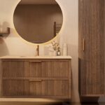 Het Riva badkamermeubel 120 in donker eiken ademt luxe en rust. Massief eiken met groevenfront, twee hoogwaardige softclose lades en een mat beige Mineraalsteen wastafel. De wastafel kan met of zonder kraangaten worden geleverd.